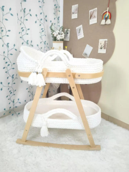 Couffin pour bebe blanc soutenu avec un support en bois