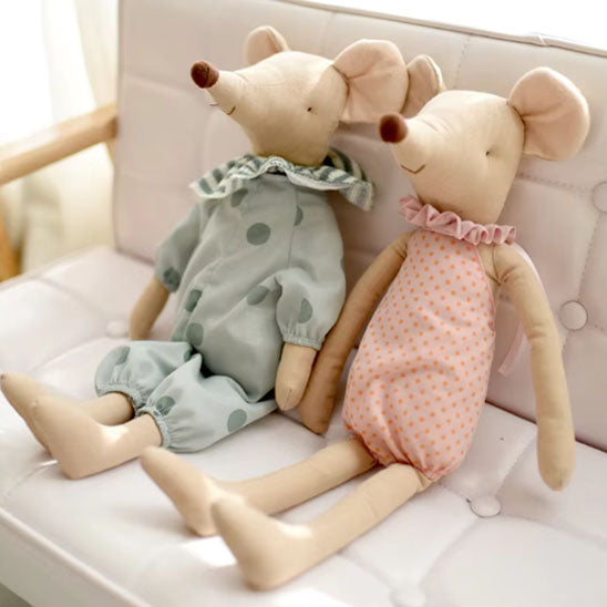 Doudou bébé compagnons adorables se tiennent côte à côte
