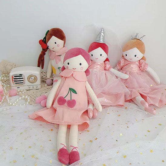 Doudou bébé fille poupée fascinante apporte une touche élégante dans chambre bébé