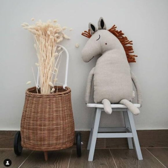 Doudou bebe garcon ornemental avec un pot de fleur pour plus de style