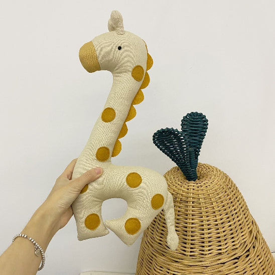 Doudou girafe léger et élégant comme jouet et ami de bébé