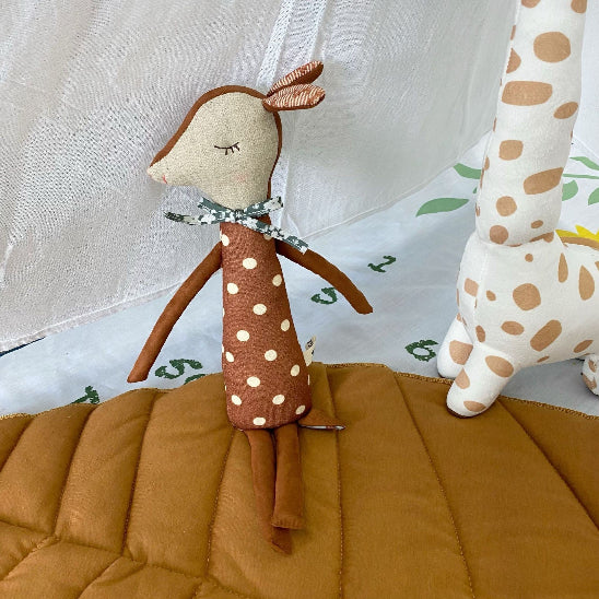 Doudou personnalise avec un nœud papillon classe