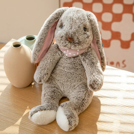 Lapin en peluche décoratif embellit chambre bébé