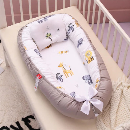 Reducteur de lit pour bebe coussin formant contour enveloppant bébé