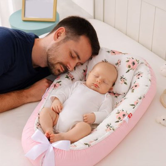 Reducteur de lit sécurisant rassure bébé pendant son sommeil