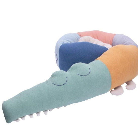 Tour de lit en boudin multicolore apporte touhe élegance chambre bébé