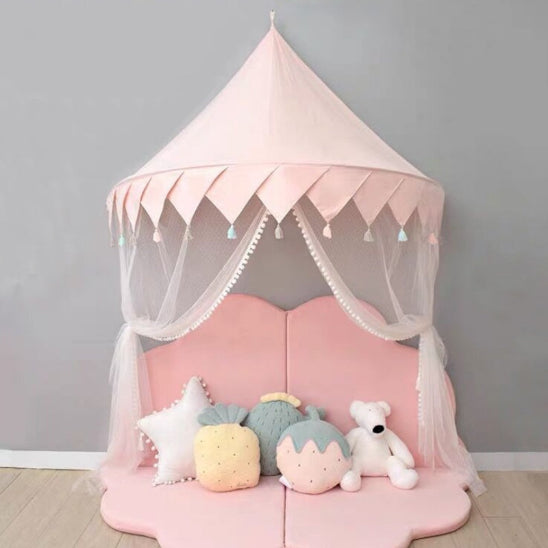 ciel de lit cabane rose entouree des jouets qui creait imagination