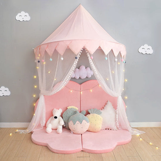 ciel de lit cabane tente fantastique decore des guirlandes lumineuses et des coussins