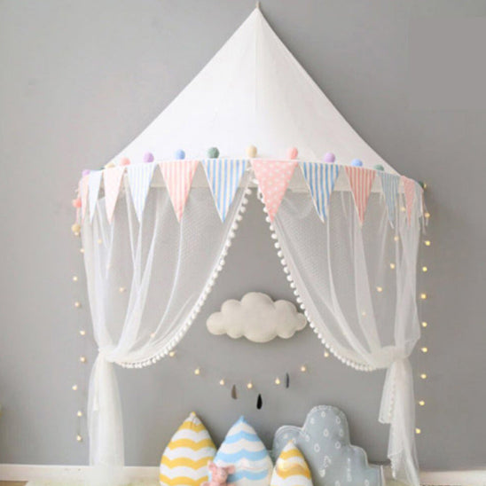 ciel de lit cabane tente personnalise avec guirlandes pour embellir chambre bebe