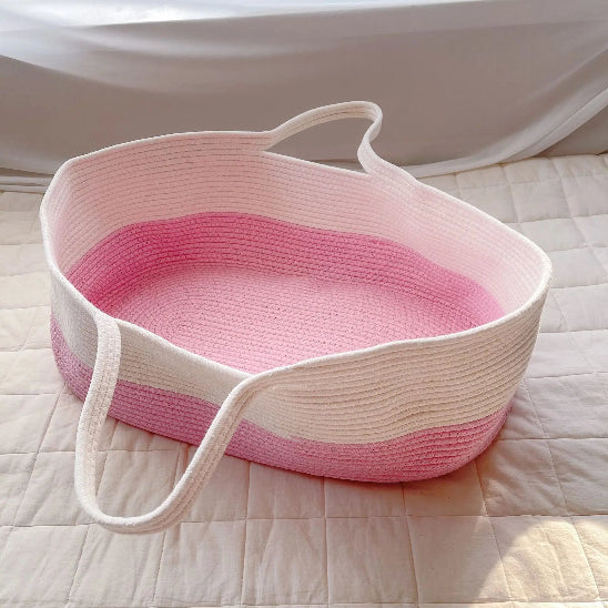 couffin bebe tisse utilise comme panier a main pour transporter bebe