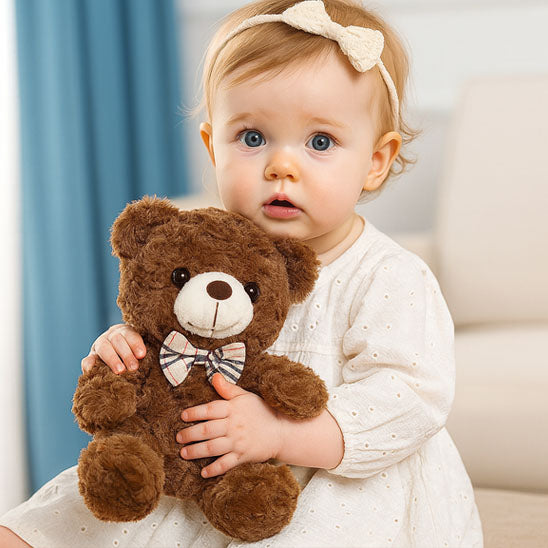 Ours en peluche design épuré dans les bras de bébé