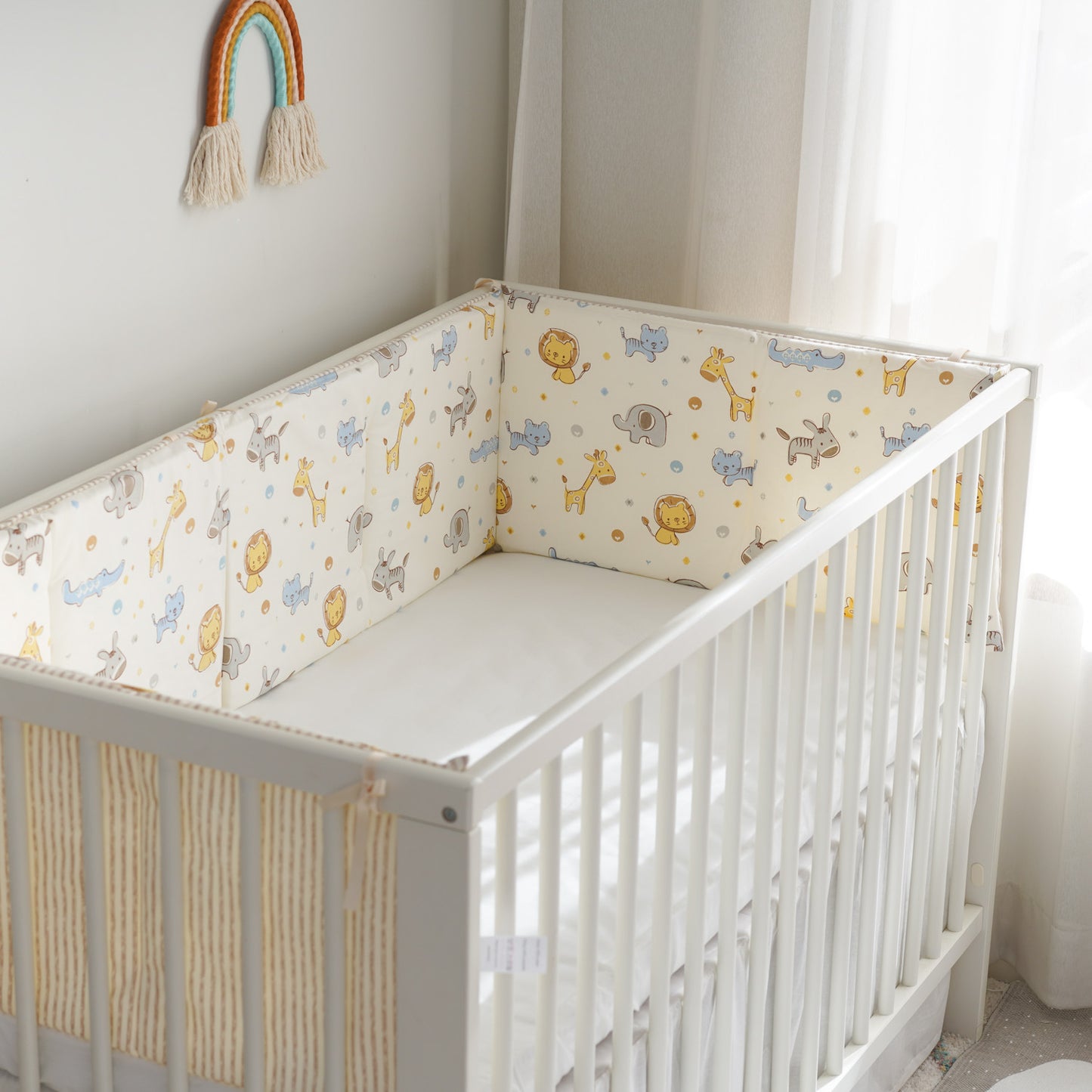 tour de lit bebe motif girafe elephant apporte touche elegance