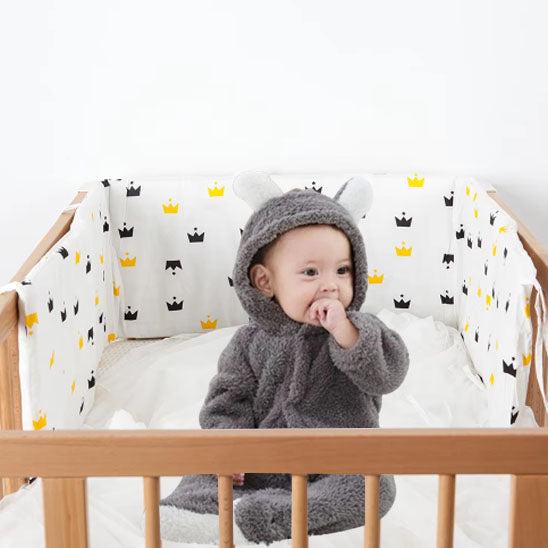 tour de lit motif couronne embellit lit bebe