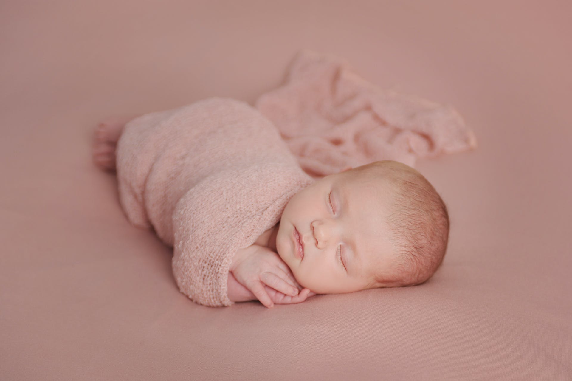 Bébé endormi paisiblement dans un nid d'ange – accessoires sommeil pour bébé Mummybambin
