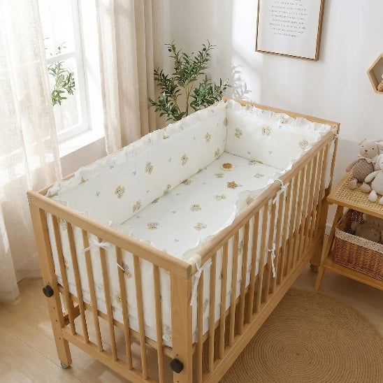 Contour de lit bebe barrière moelleuse empêche bras bébé de se coincer entre barreaux.