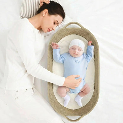 Couffin nouveau ne affectif renfonce lien maman bébé