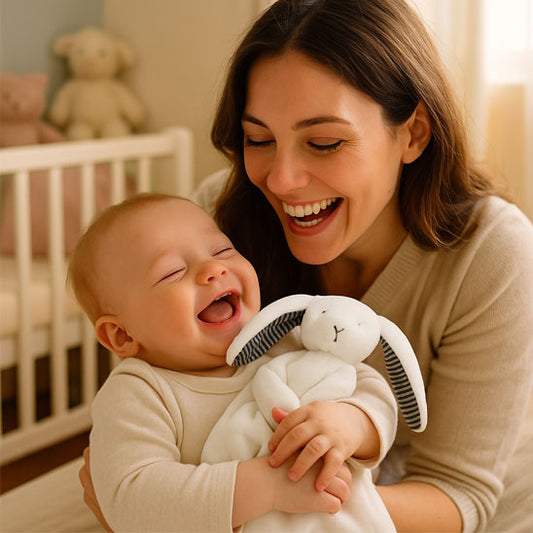 Doudou bébé garçon lapin longue oreille apporte joie au bébé