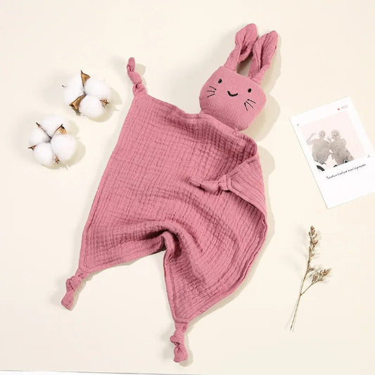 Doudou lapin rose soyeux conquiert coeur bébé et parent par son design