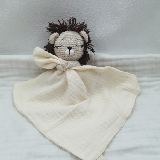 Doudou lion crocheté favorise sens tactile bébé