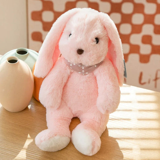 Lapin en peluche beau agréable au toucher