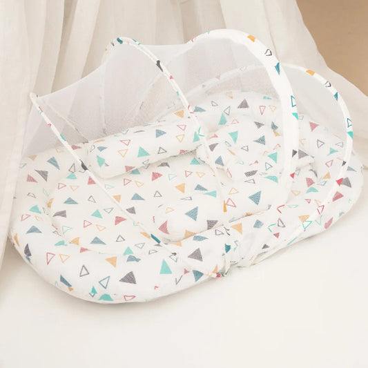 Lit pour bebe en toile blanc motif triangle