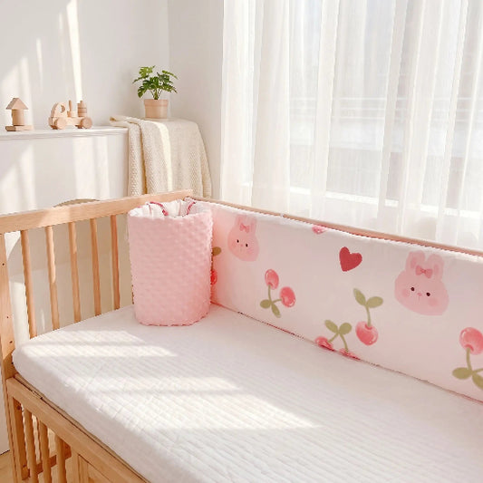 Tour de berceau rose pâle motif cérise