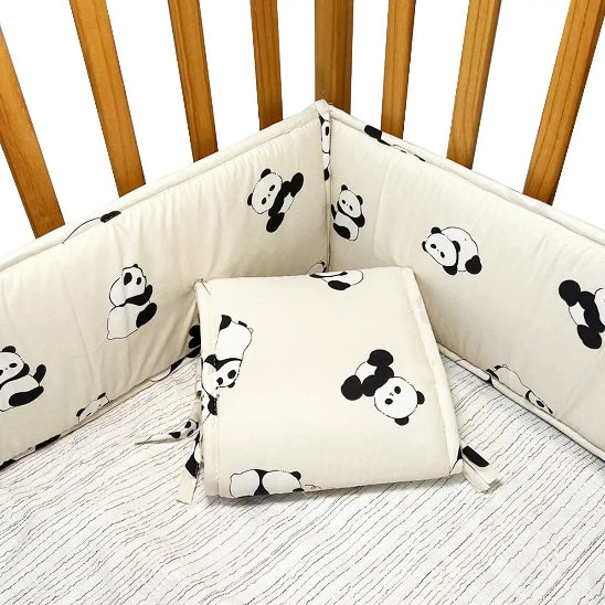 Tour de lit coussin bebe barrière anti-collision contre coincement main bébé entre les barreaux.