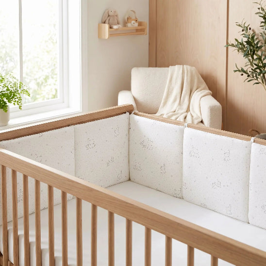 Tour de lit coussin blanc harmonisant chambre bébé