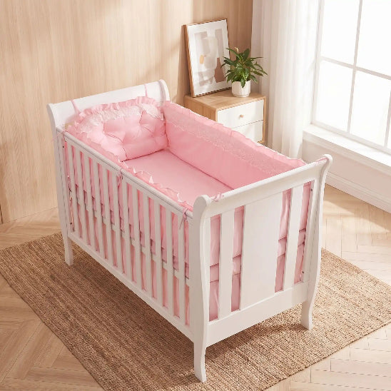 Tour de lit coussin rose dentelle finition