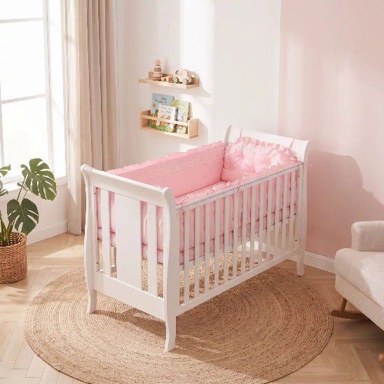Tour de lit coussin rose finition dentelle blanche