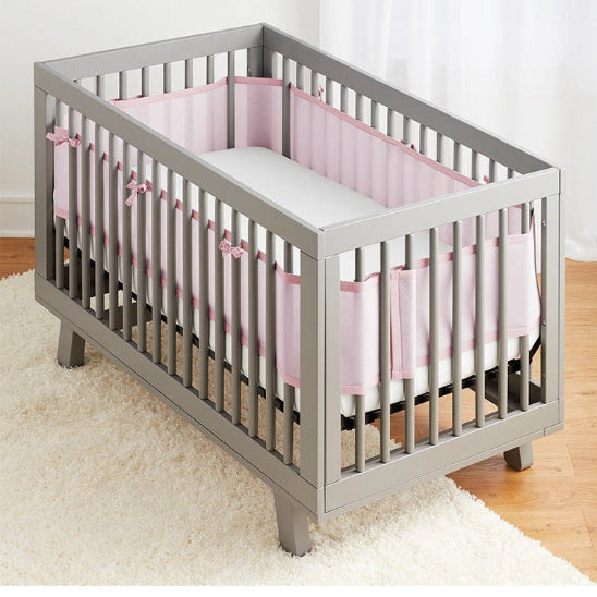 Tour de lit transparent rose entoure lit bébé