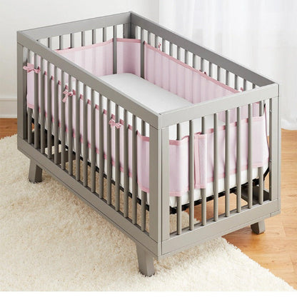 Tour de lit transparent rose entoure lit bébé