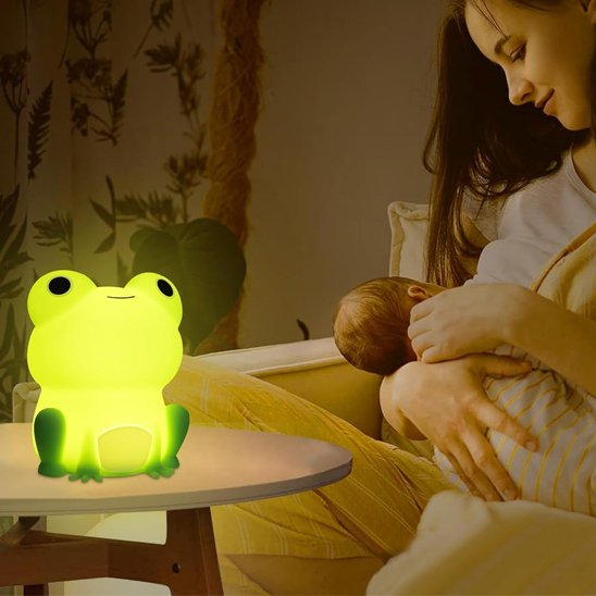 Veilleuse forme ludique grenouille avec lumière tamisée aide au sommeil bébé.