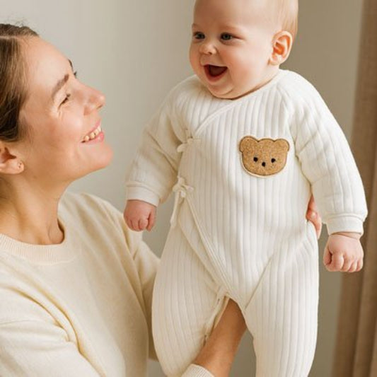bebe Pyjamas côtelé réchauffe bien bébé au temps hivernal.
