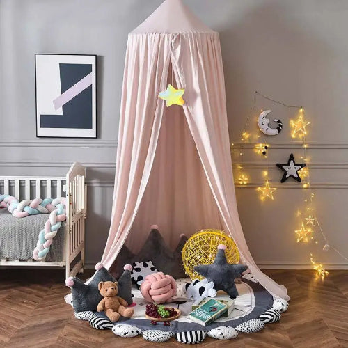 ciel de lit dome suspendu au dessus du tapis jeu