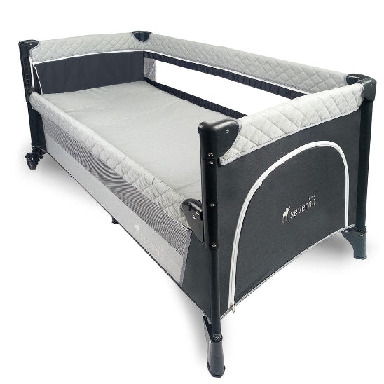 Lit parapluie et matelas housse plastique fixé en extrémité pour sécurité bébé