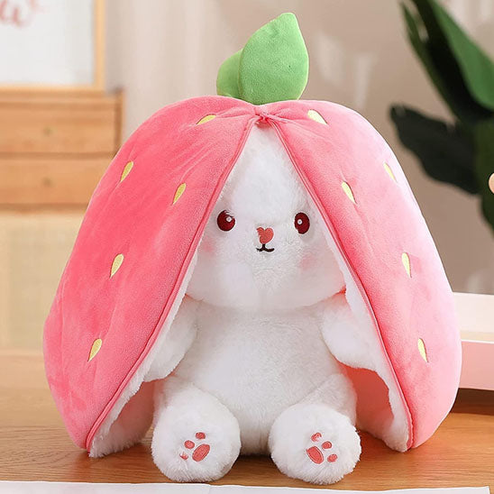 Peluche lapin carotte fraise mignon attirant l'attention