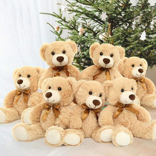 Peluche ours cadeau décore le sapin de Noël