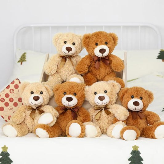 Peluche ours multicolore embellit chambre bébé