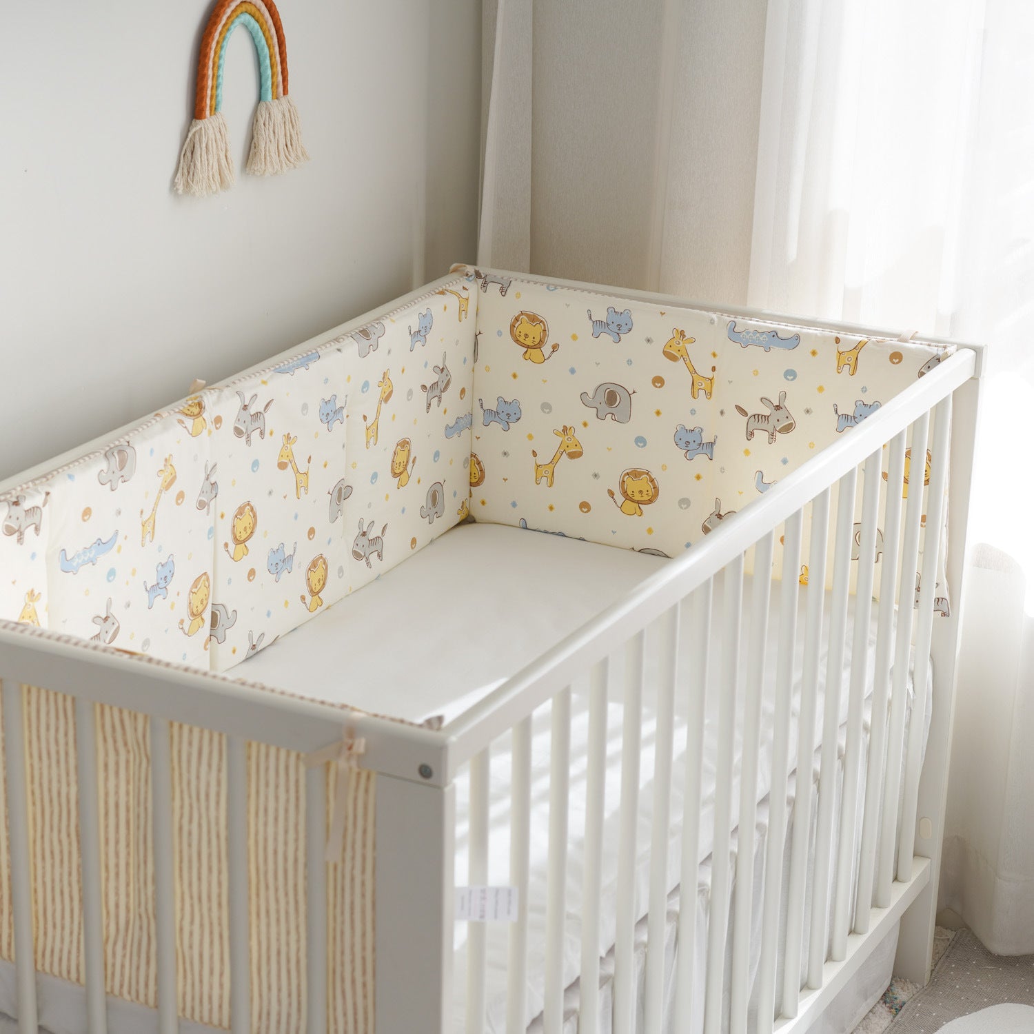 tour de lit bebe motif girafe elephant apporte touche elegance