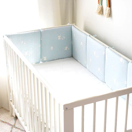 tour de lit bebe securisant enveloppe bien le lit bebe