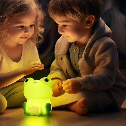 Veilleuse design compacte, intégration facile dans toutes pièces, illumine visages bébés.